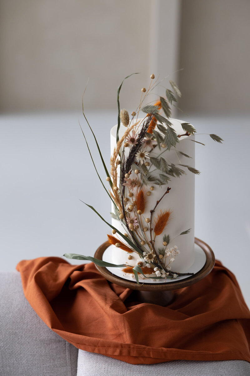 Taart op cake stand met orange servet. Stijlvolle fotografie en foodstyling door Dorien Paymans | Studio Ensō Groningen ©