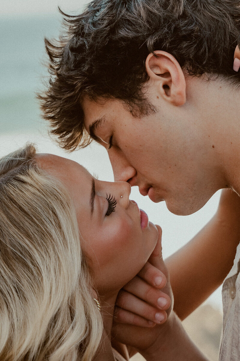 couple kissing