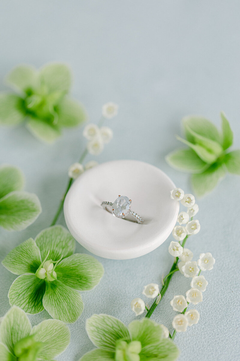 Ceramic dish with single ring insert for displaying engagement rings