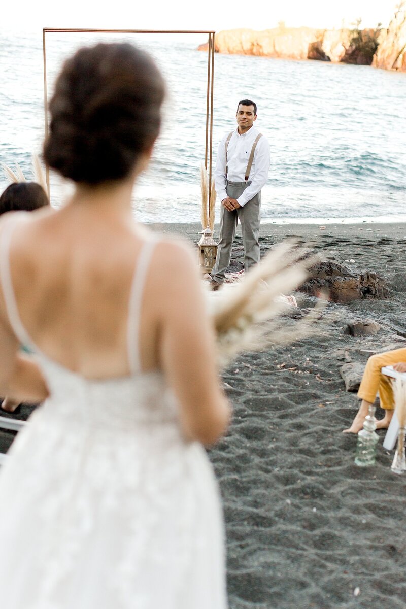black-sand-beach-hawaii-alexandra-robyn-destination-elegant-elopement-photo-inspiration_0010