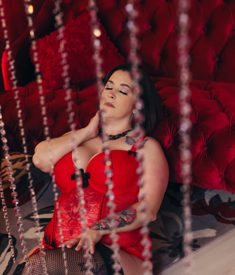 savannah-boudoir-red-room-crystals-portrait-03