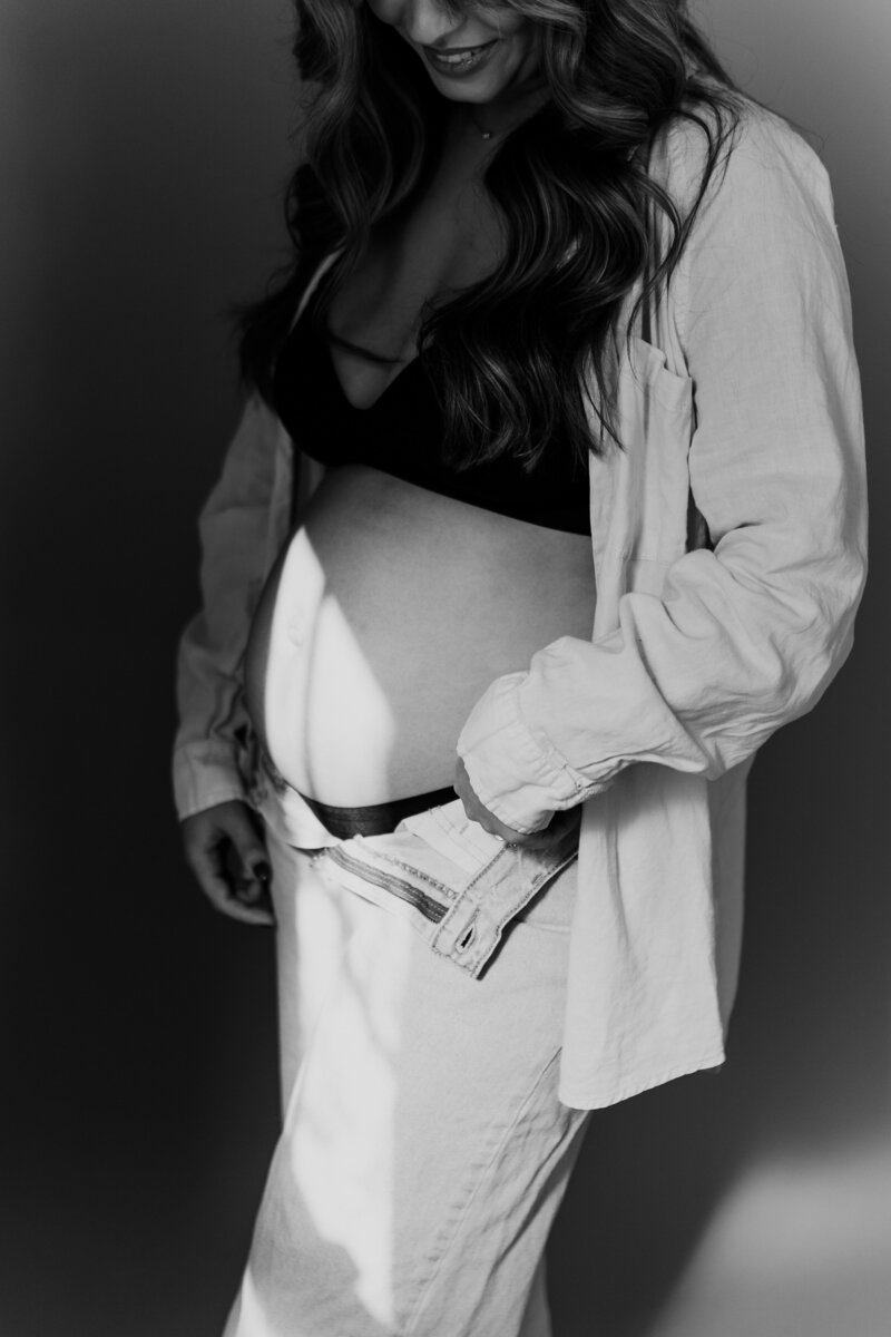 window-light-baby-bump