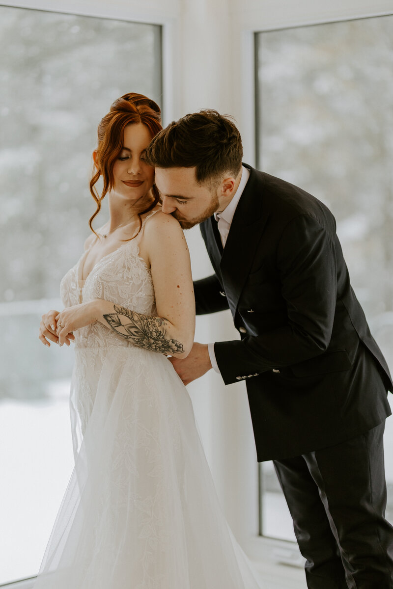 Ensemble de papeterie de mariage beige et blanc avec des accessoires élégants délicatement disposés pour le shooting photo mariage.