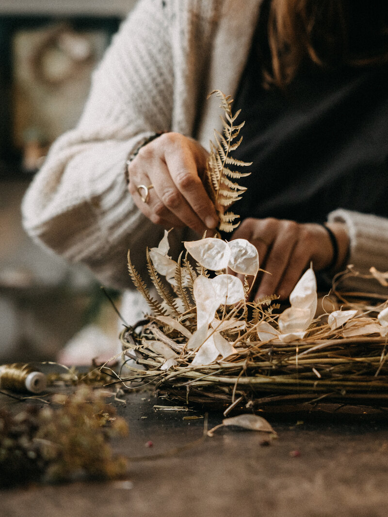 Unternehmensfotografie einer Yogalehrerin mit traditioneller Kleidung

