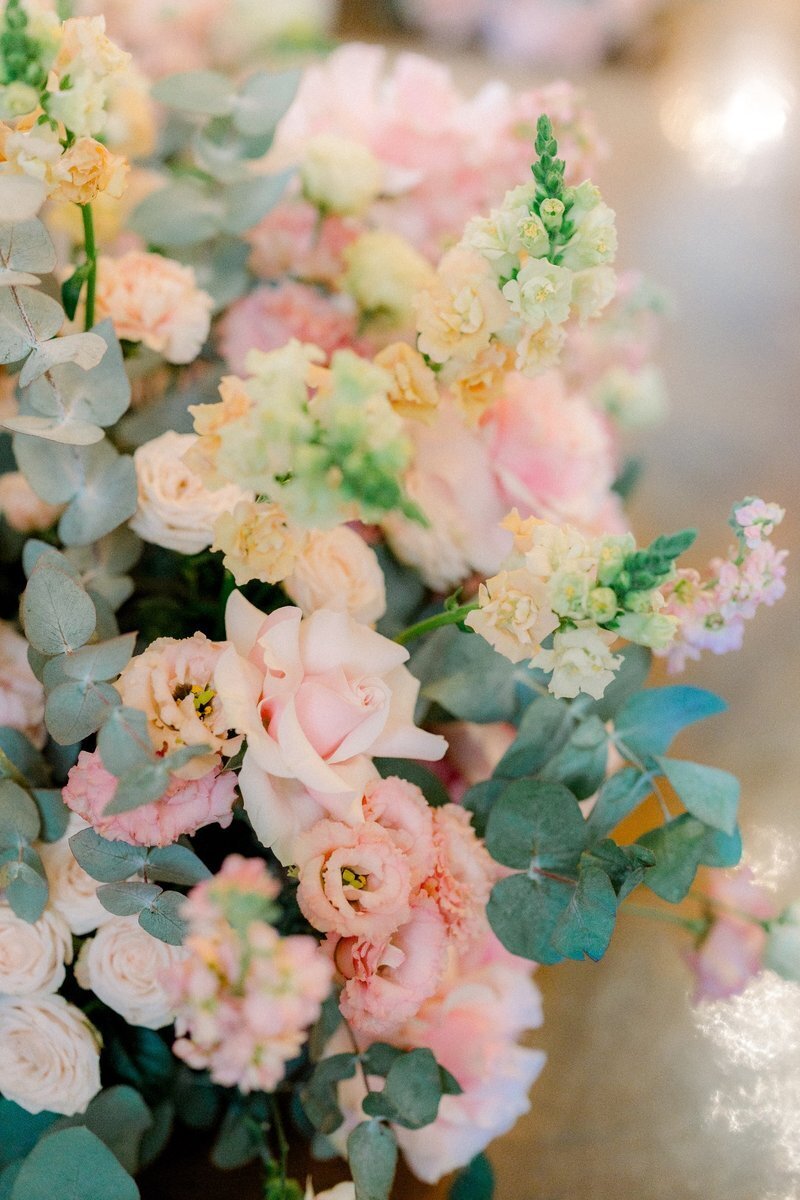 Elegant and exclusive wedding flowers for ceremony at palace Daun Kinsky in Vienna