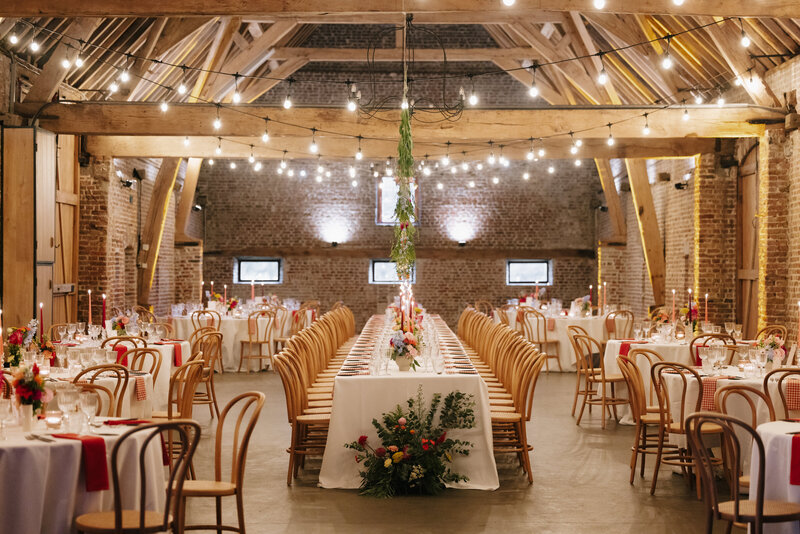 styling trouwfeest diner voor een trouwfeest in West-Vlaanderen, met rustieke en veel kleurijke bloemen