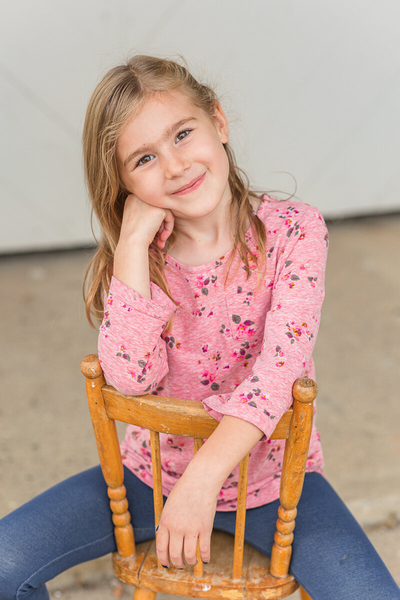 2024-krystal-moore-photography-white-wall-mini-moose-jaw-family-12