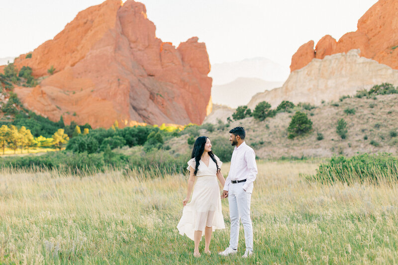 Garden-Of-The-Gods-Engagement-Photos-12