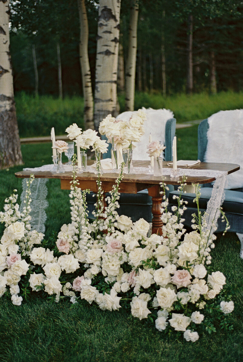 Lush sweetheart table floral installation in Oregon