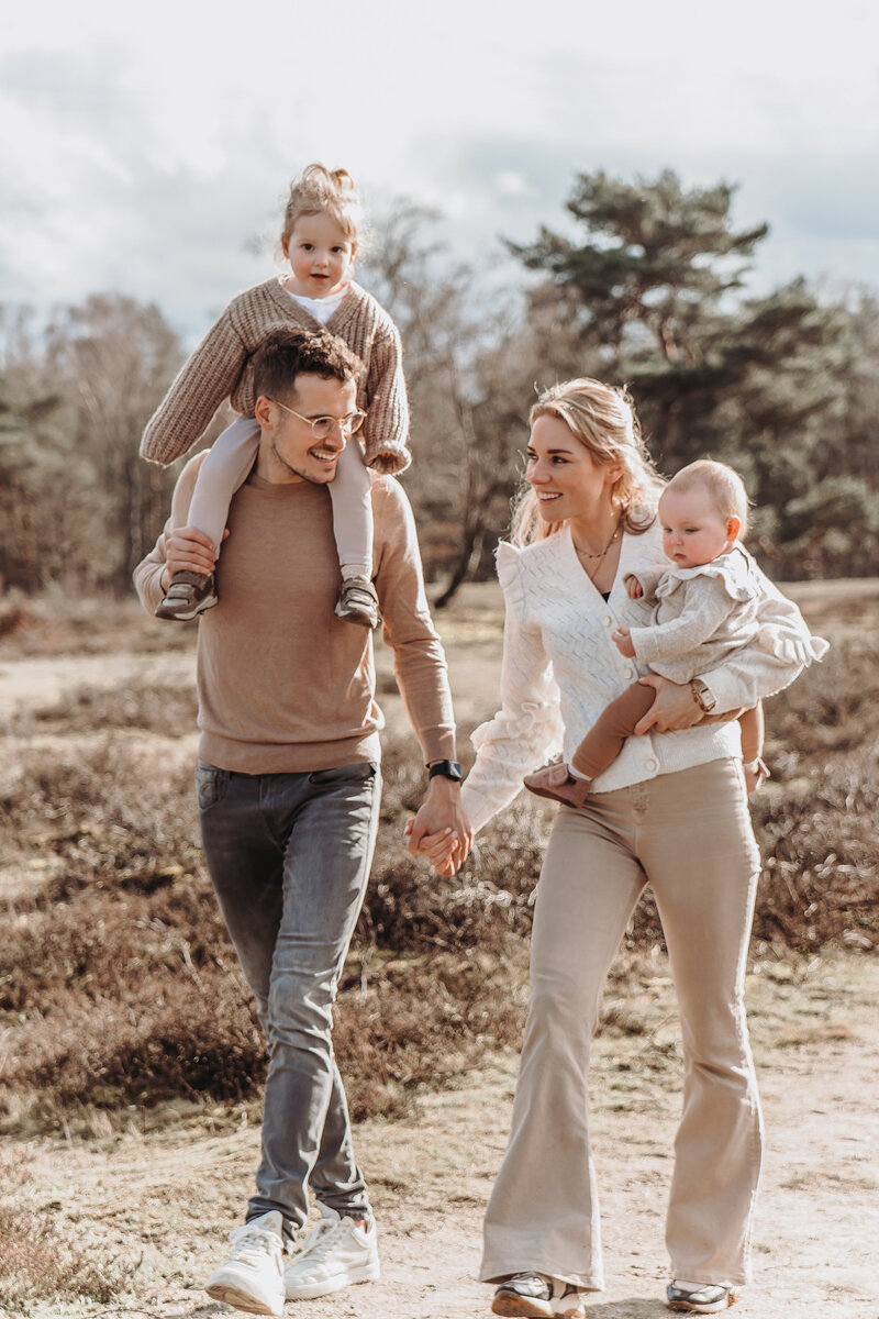 Familie tijdens goldenhour