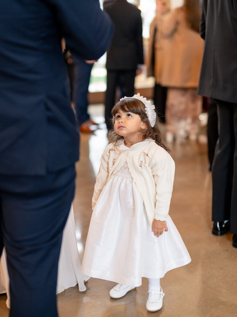 Candid cocktail hour moments on the lawn at Canyonwood Ridge wedding