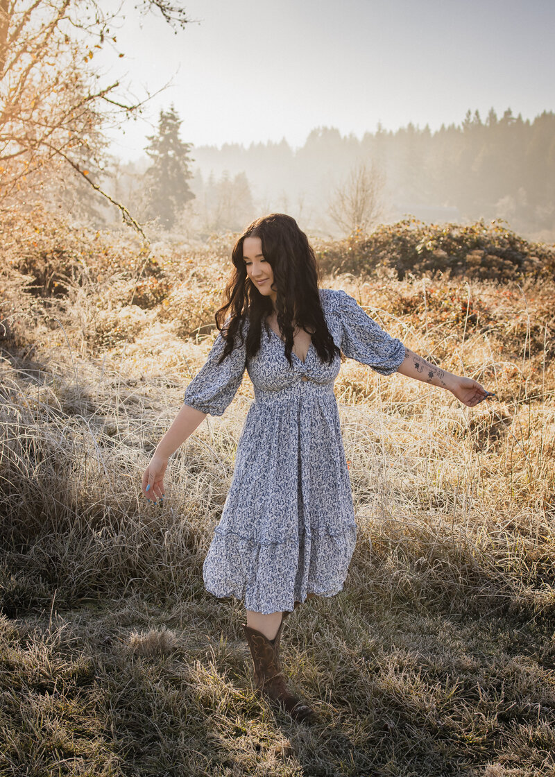 Estacada oregon Senior Portrait session in open field