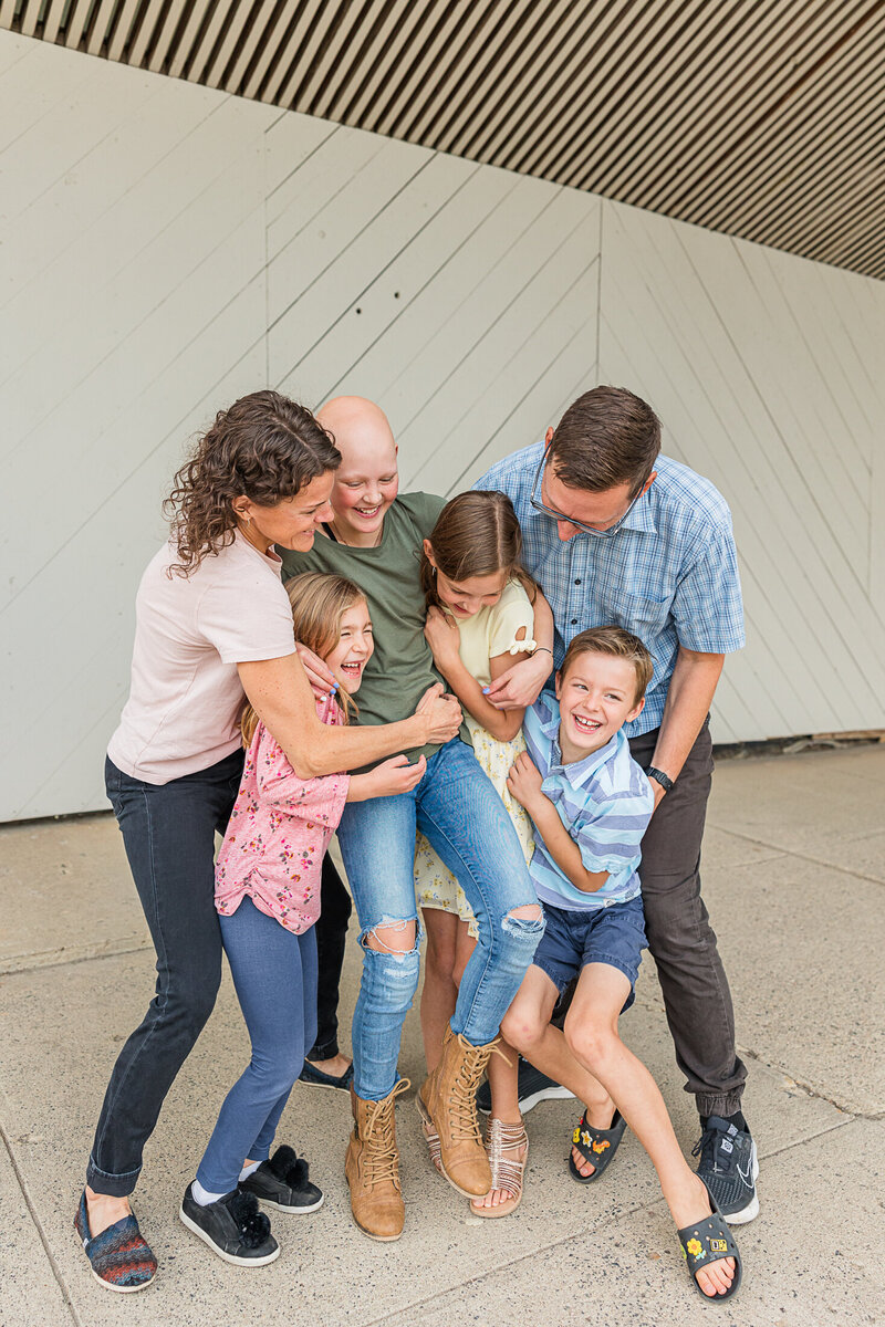 2024-krystal-moore-photography-white-wall-mini-moose-jaw-family-17