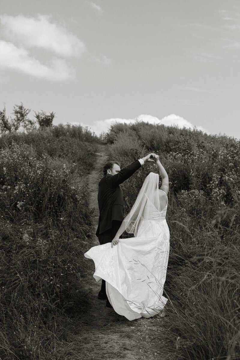 Bride and groom at fort whyte 