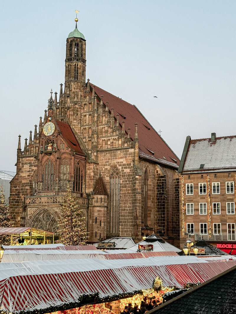 Church with Nürnberg Christmas market 