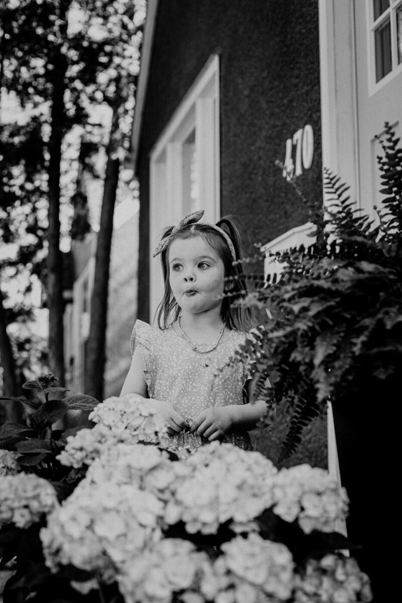 candid family photos at home in Winnipeg in River Heights 