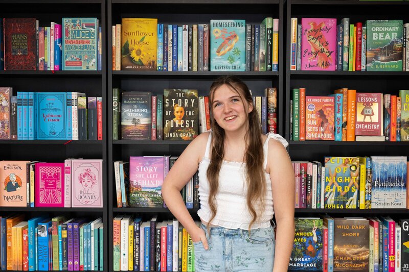BlackCatBookstoreSeniorPhotosMedinaPositivelyPortraits