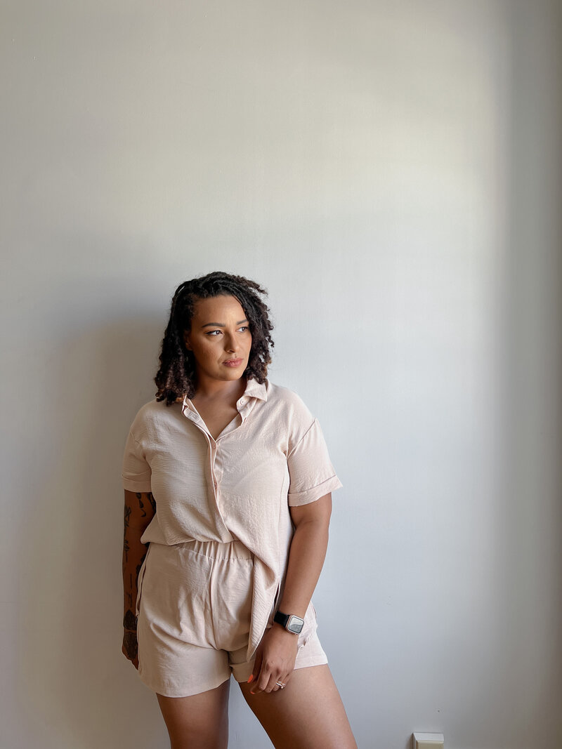 An image of a black therapist on a website for motherhood coaching and therapy for moms of color