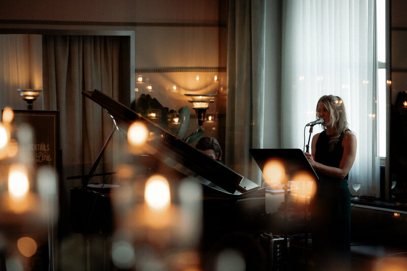 Piano bard at the Restaurant Le 9e Montreal