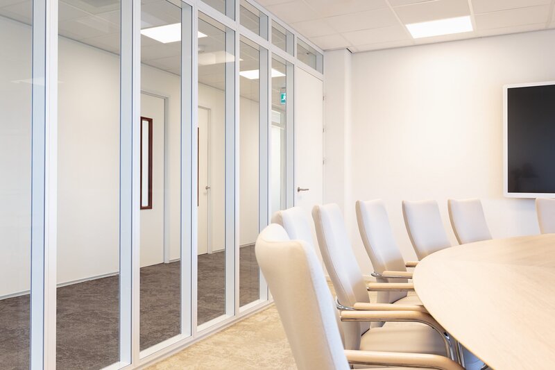 Dubbele glaswand geplaatst in kantoor om vergaderzaal
