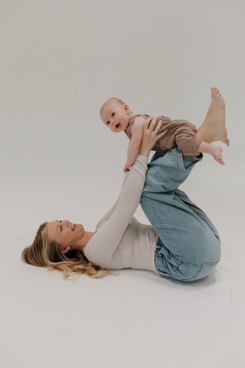 kylie films arizona and california wedding videographer posed with her son
