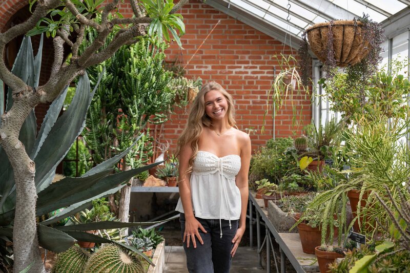 KingwoodCenterGardensSeniorPhotosPositivelyPortraits-5