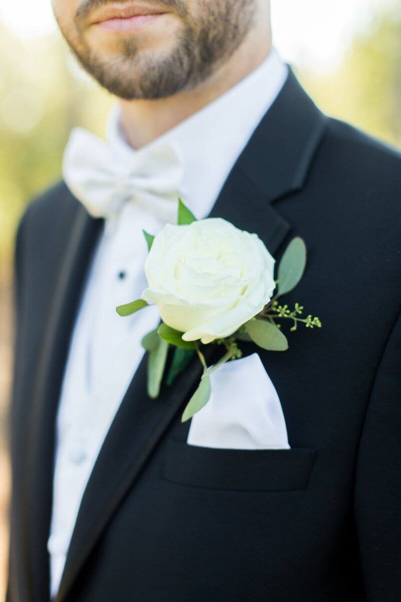 boutonierre-groom-wedding-flowers
