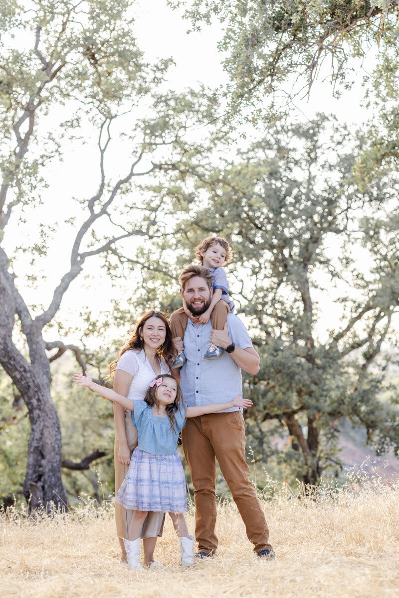 happy-smiling-family-oak-trees-san-jose