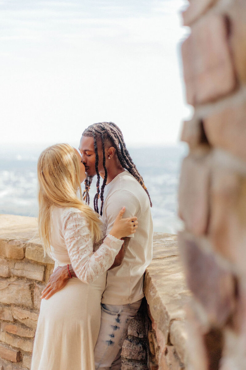 couple kissing