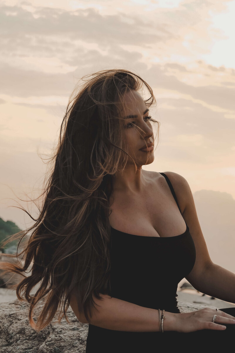 Brunette-woman-long-island-beach-sunset-with-luxury-hair-extensions-Facetune_22-07-2024-15-47-02