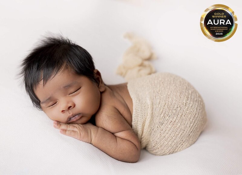 Slapende pasgeboren baby op een witte achtergrond, vastgelegd door award-winning newborn fotograaf Danielle Jentjens uit Veldhoven, Eindhoven, Noord-Brabant