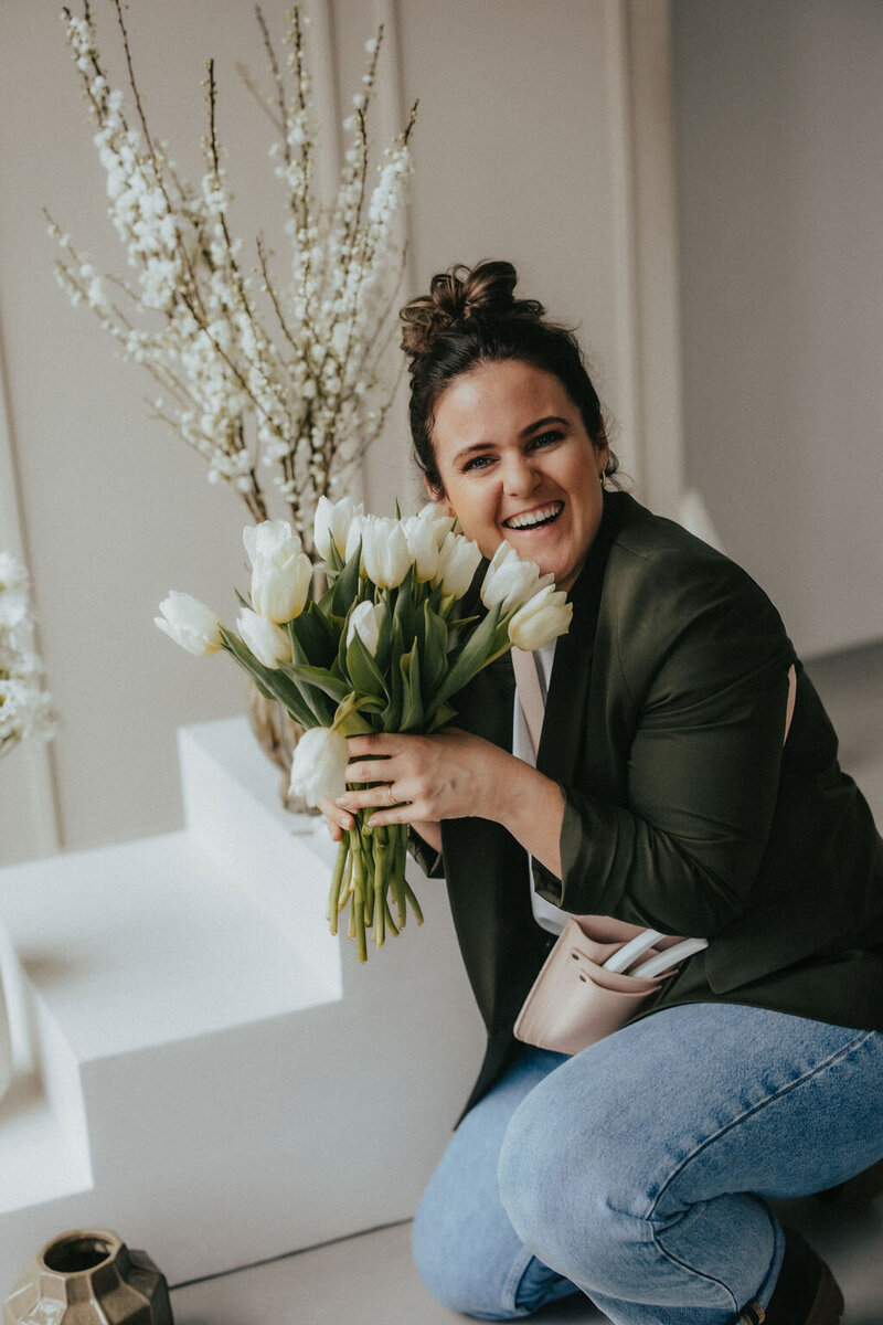 Hochzeitsfloristin Schweiz Marlies Eberhard mit frischen Tulpen – kreative Ideen für moderne Blumendekoration