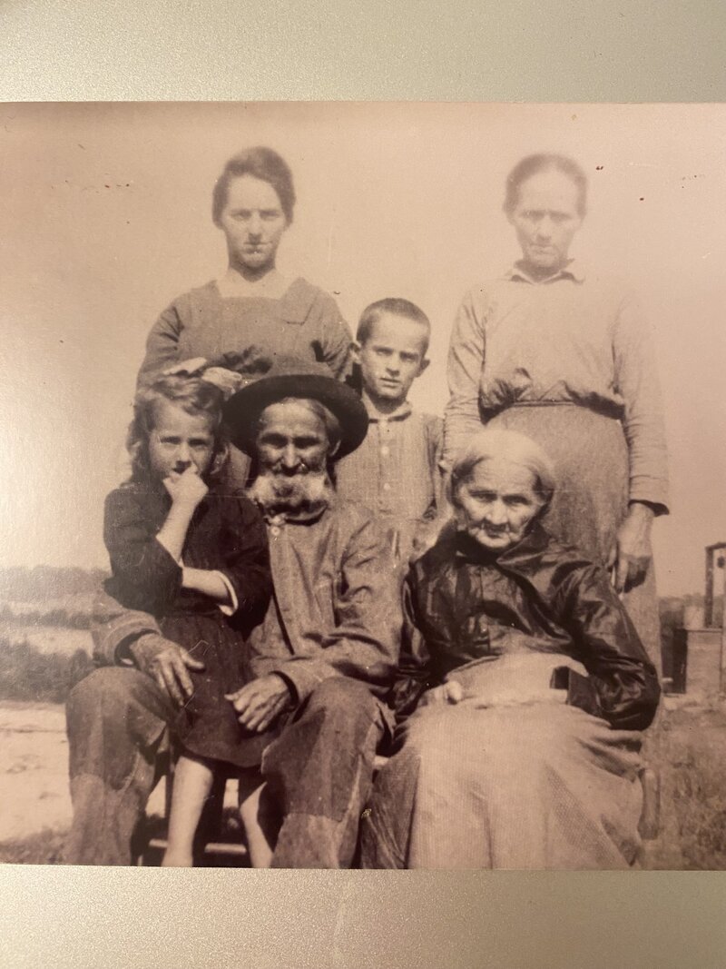 ancestry photo of great grandparents and their kids