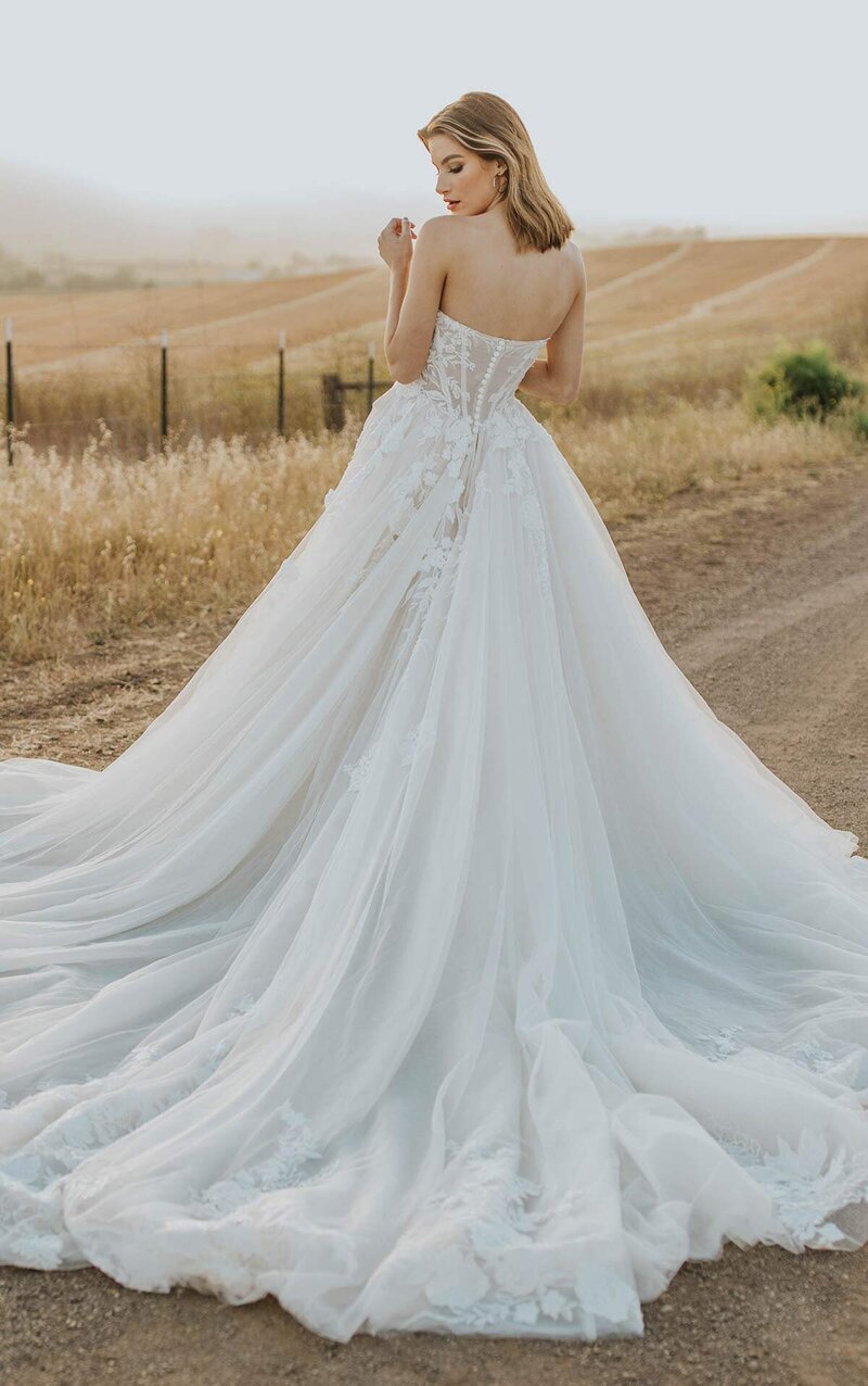 Nunziata Bridal Boutique - Sarnia, Ontario - Martina Liana 1413-6