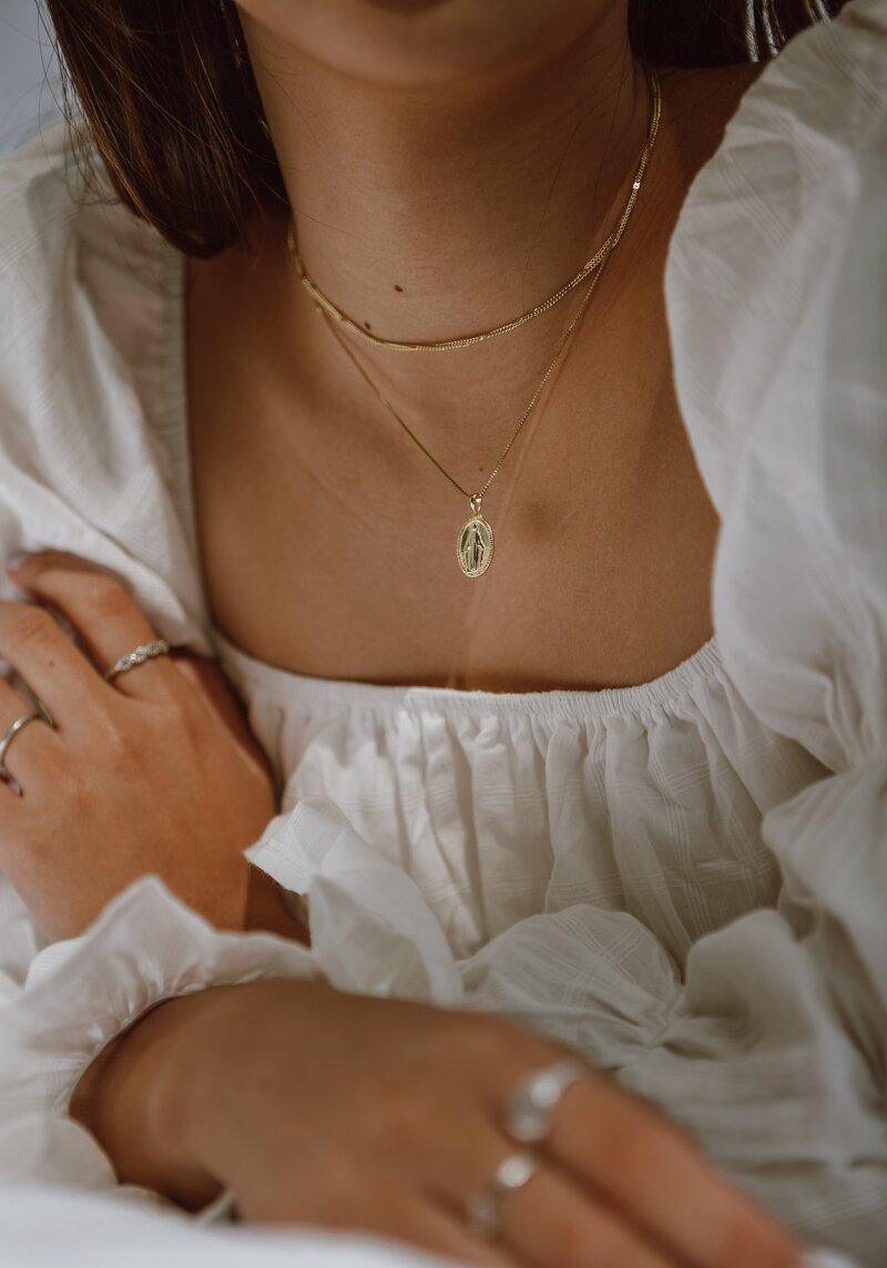 woman-wearing-fine-gold-necklaces