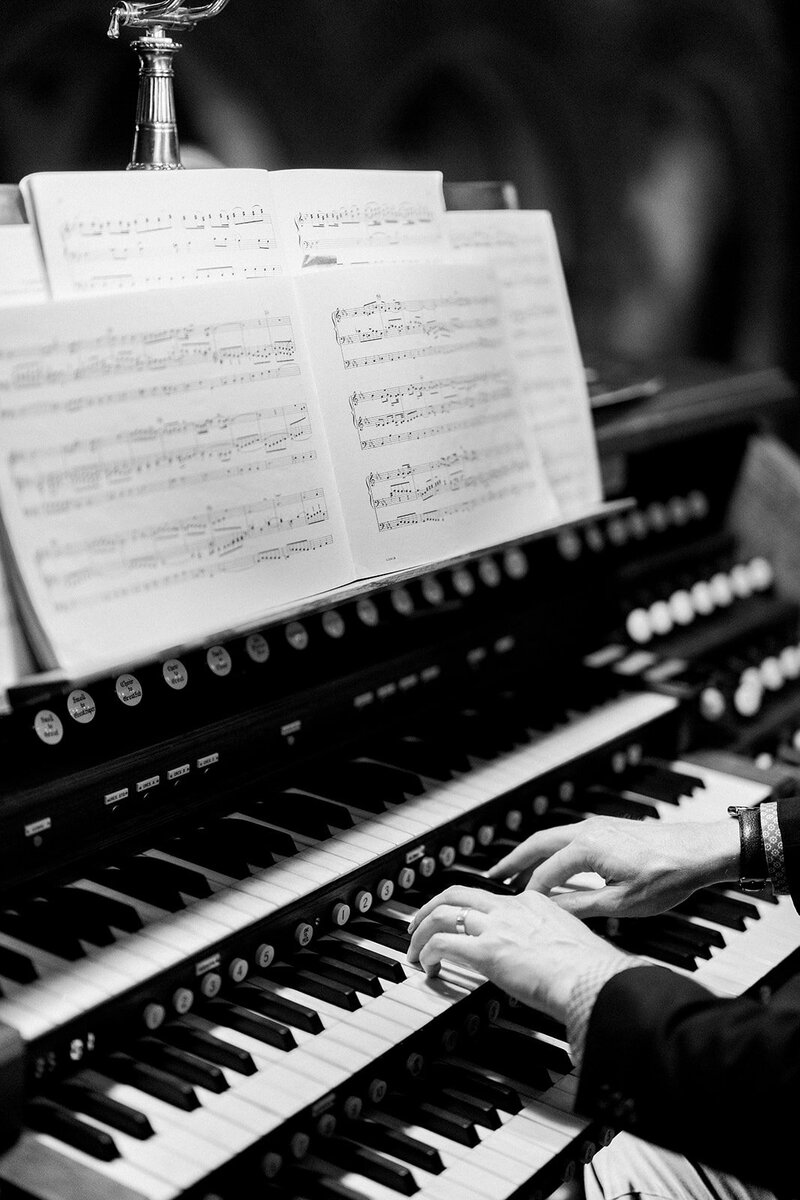 Tiffany Longeway Photography captures the elegance of live wedding music at Memorial Church, Stanford University in Palo Alto, California. The image features an organist playing intricate melodies on a historic pipe organ, adding a timeless and majestic ambiance to the wedding ceremony. Ideal for couples seeking a grand and musically rich wedding experience in a historic venue.