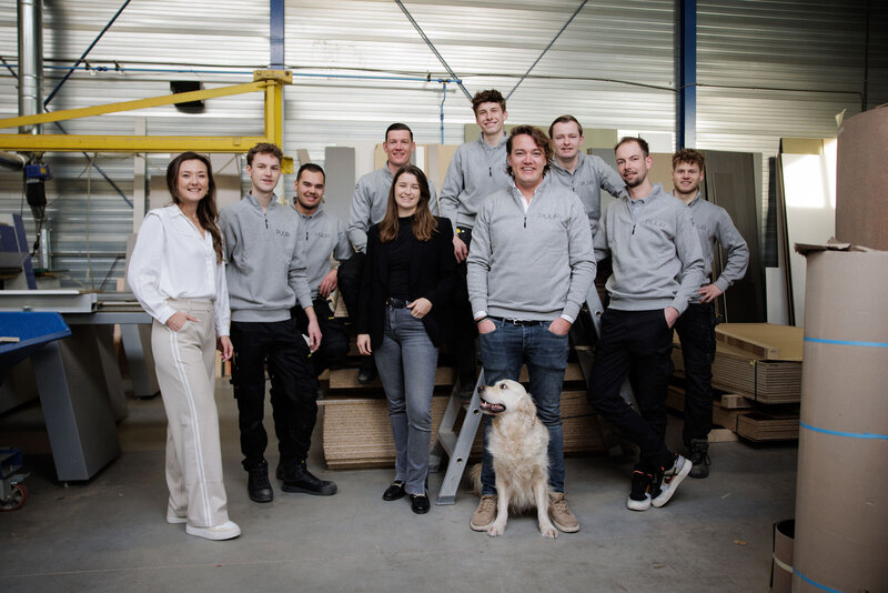 Een kijkje achter de schermen bij PUUR: het team van ontwerpers, vakmensen en monteurs dat dagelijks werkt aan maatwerk interieurs. Samen sterk in vakmanschap, met oog voor detail en een nuchtere Twentse aanpak. Ook de hond hoort er natuurlijk bij.