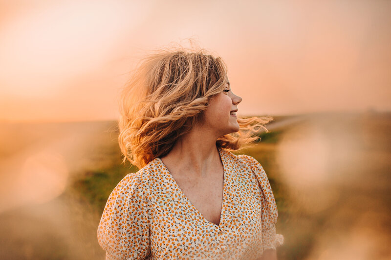 wisconsin-senior-photographer-girl-twirling-hair