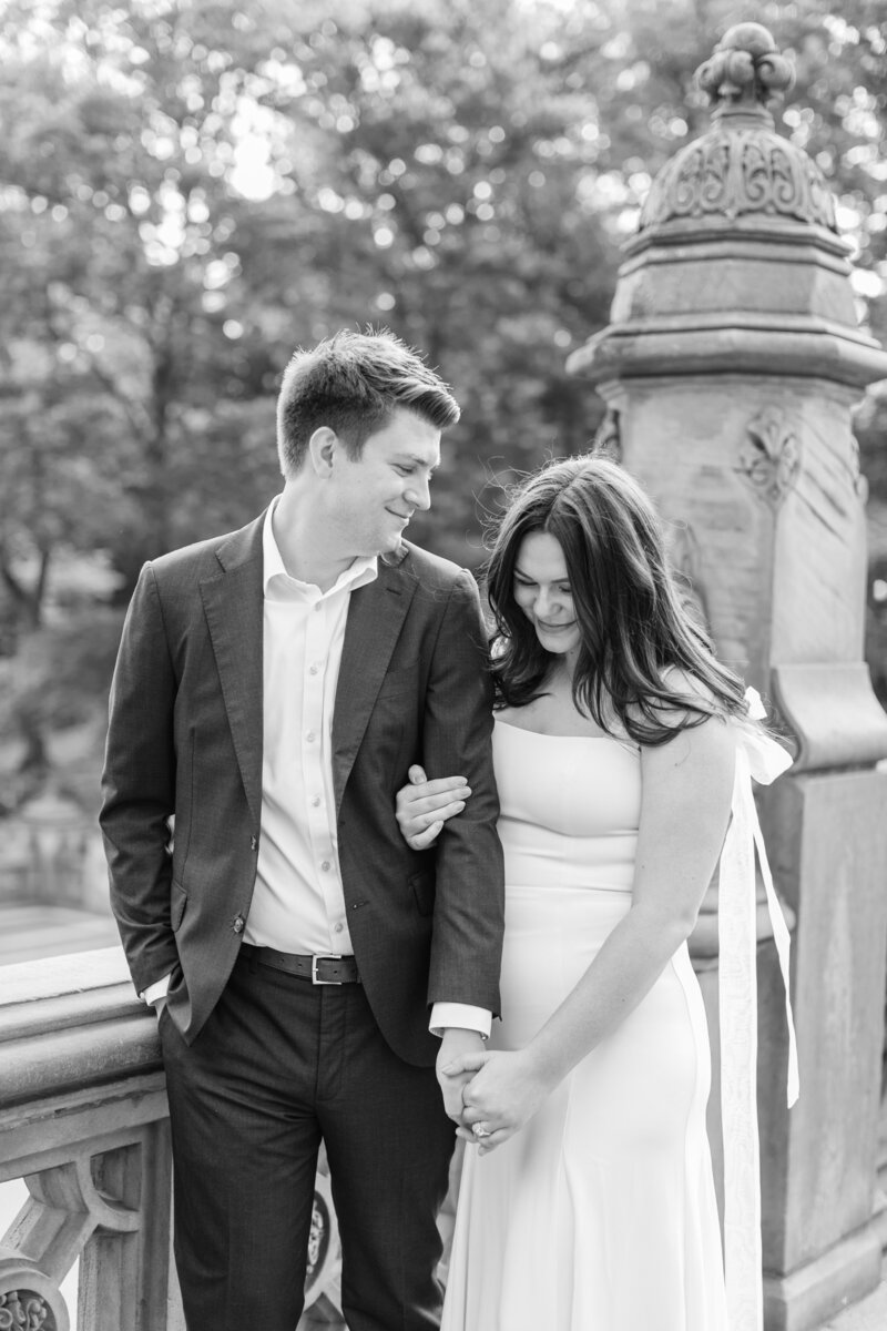 couple-cuddling-bethesda-terrace-nyc