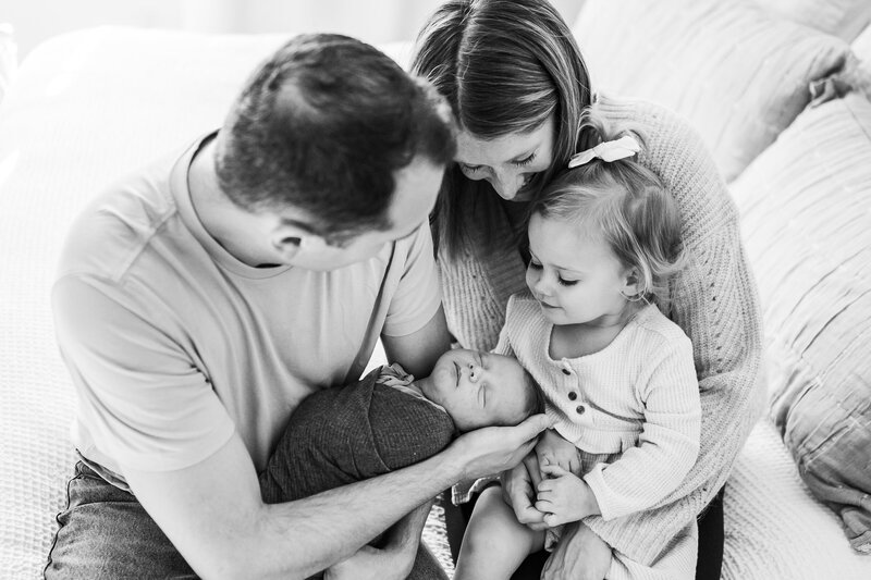 Newborn-family-session-with-toddler-3