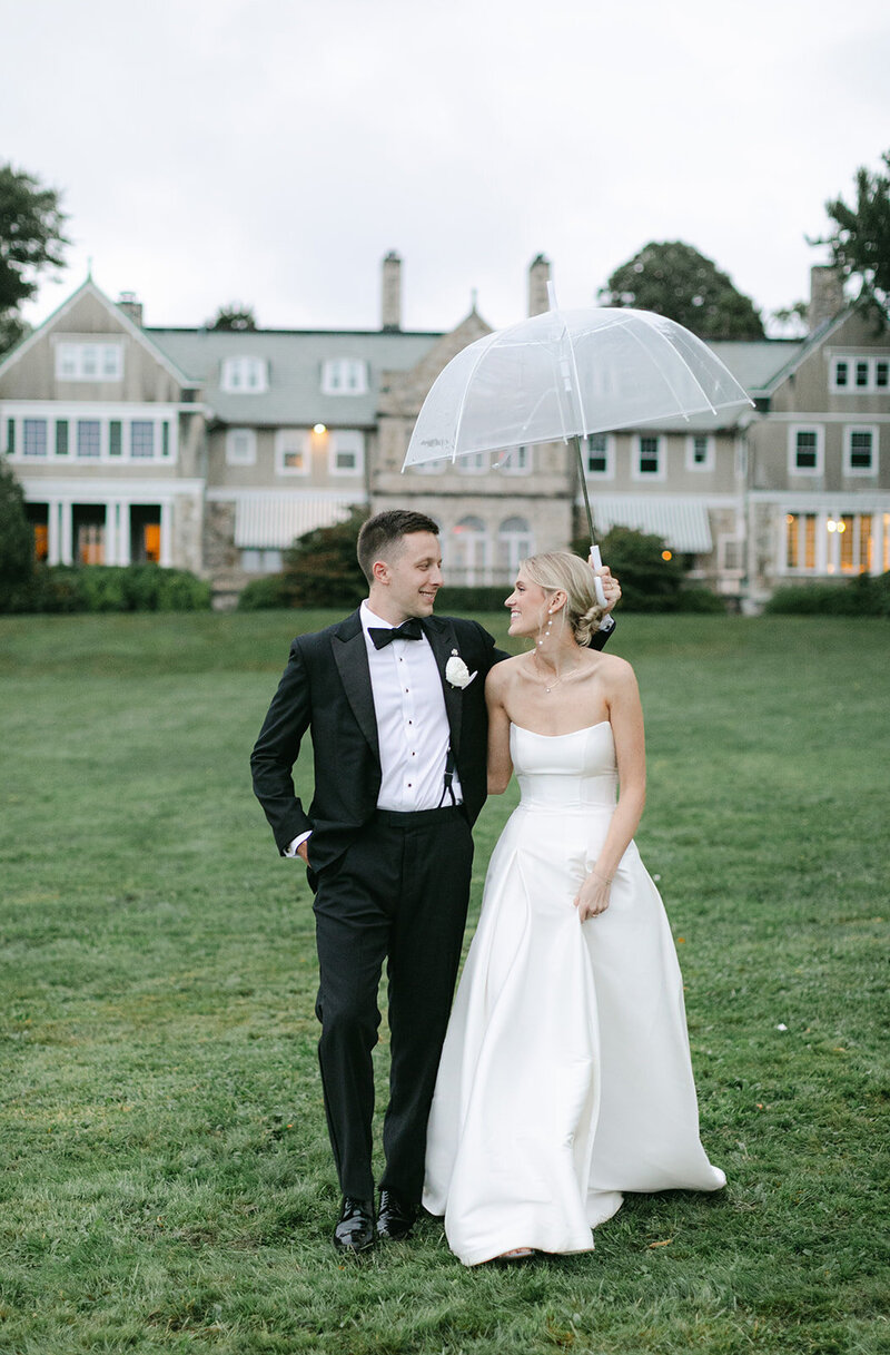 bride-groom-umbrellas-blithewold