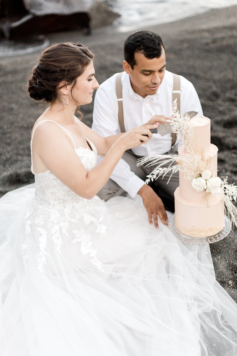 black-sand-beach-hawaii-alexandra-robyn-destination-elegant-elopement-photo-inspiration_0011