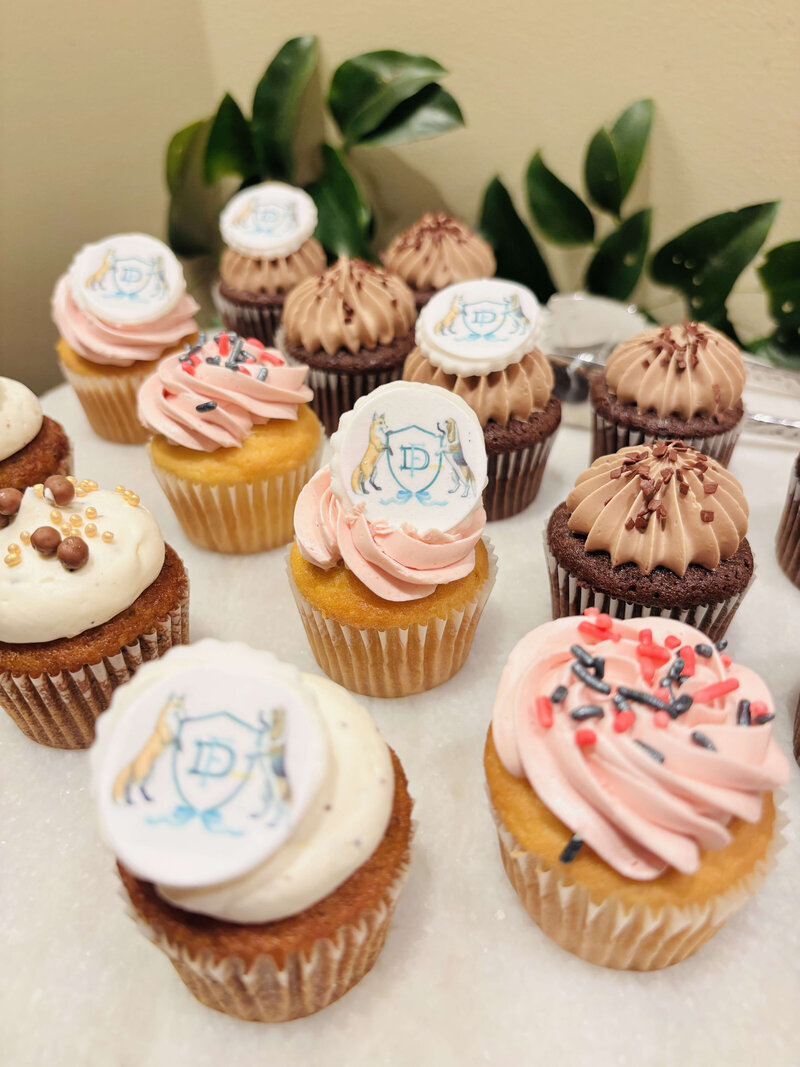 wedding-crest-custom-cupcakes