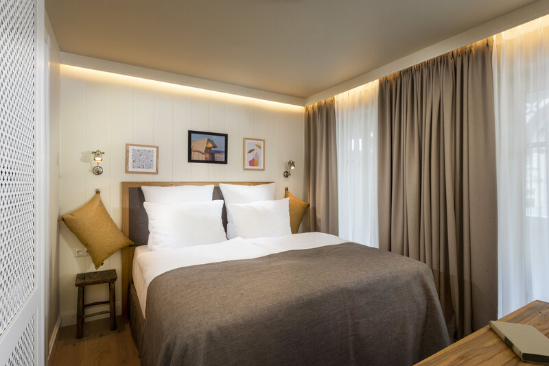 Doppelbett im Schlafbereich der Suite im LOEV Hotel.