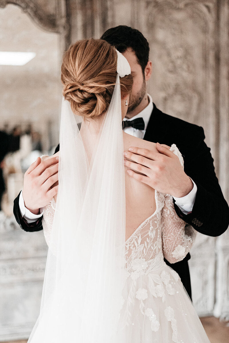 elegant bride and groom veil hairstyle
