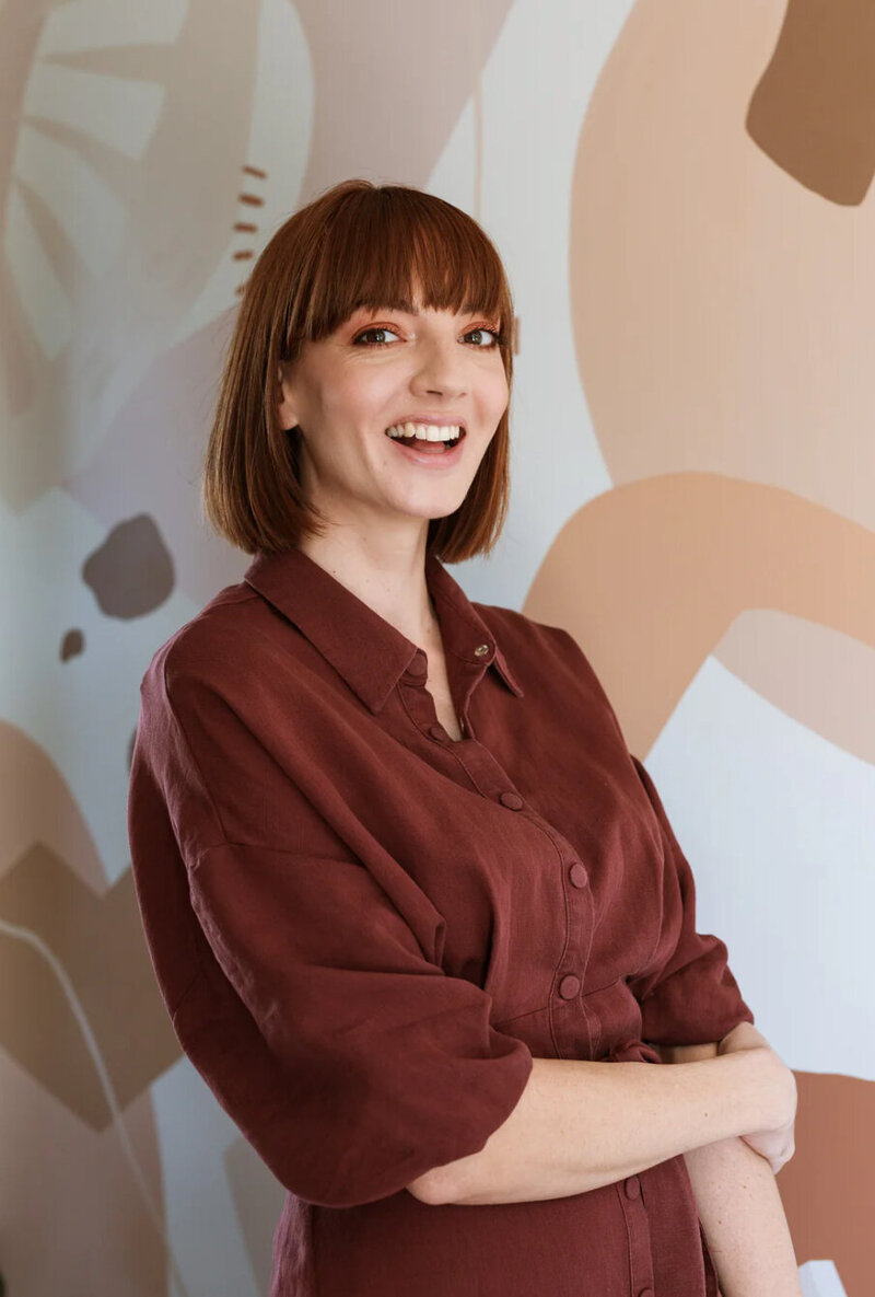 jasmine kroeze artist bio smiling giving testimonial for dirty copy copywriting course as a former student