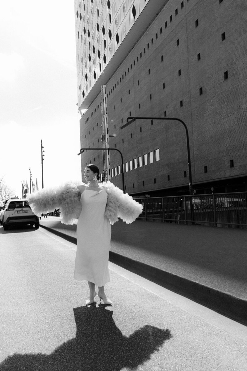 Zeitloses Brautshooting vor der Elbphilharmonie in Hamburg - moderne Braut, fotografiert von Hochzeitsfotografin Hamburg