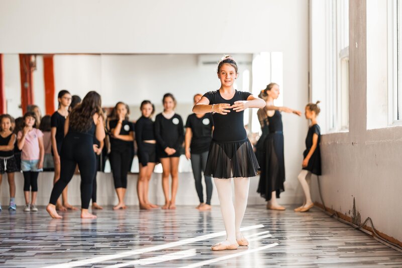 Danseuse de ballet dans un studio de danse
