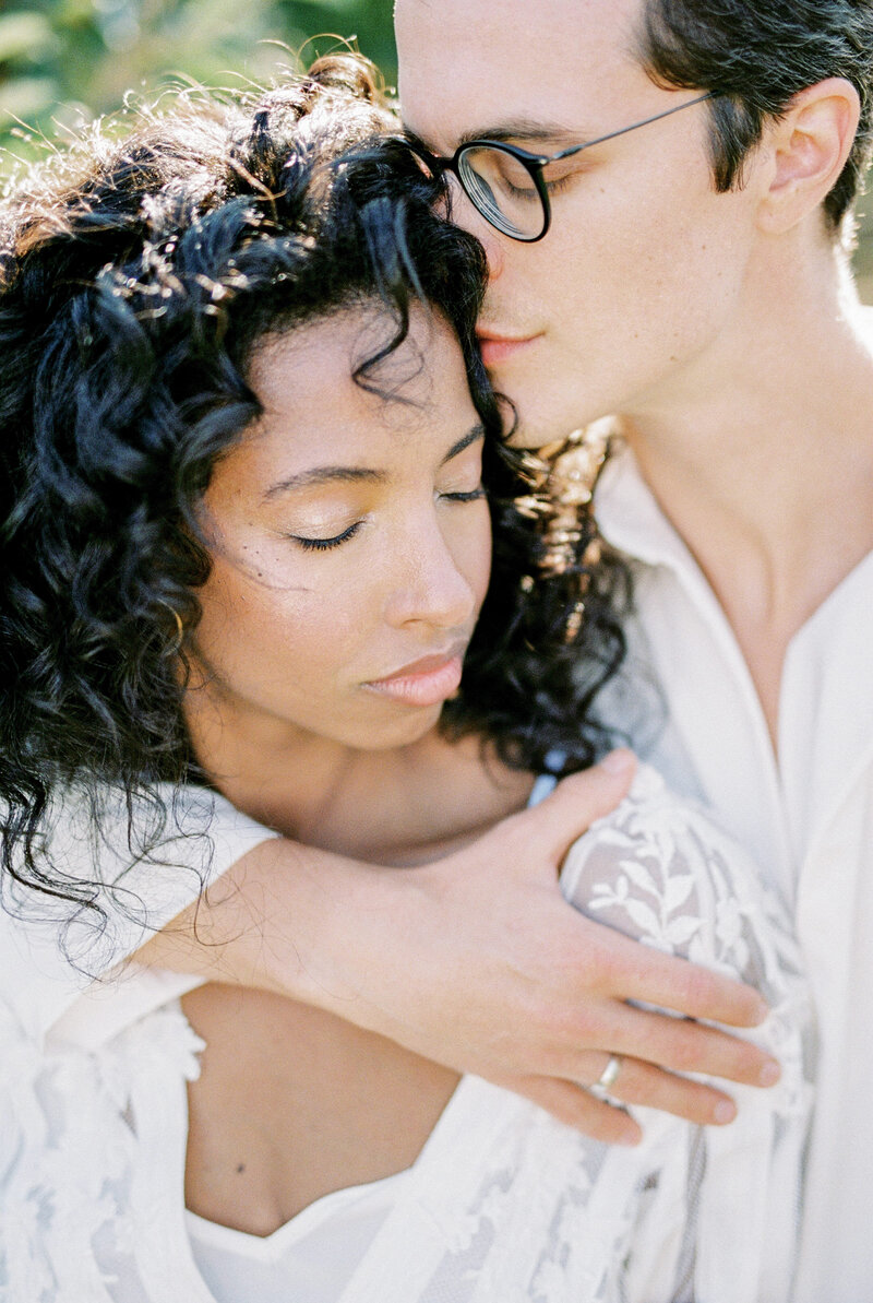 man-with-glasses-hugs-woman-by-shoulders-closeup