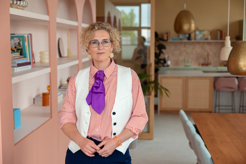 Ank Kampman poseert voor Joy van der Valk business fotograaf voor ondernemers die hun branding sterk willen laten zien in een goede fotoshoot en hun evenement of livedag in geuren en kleuren in beeld willen hebben.